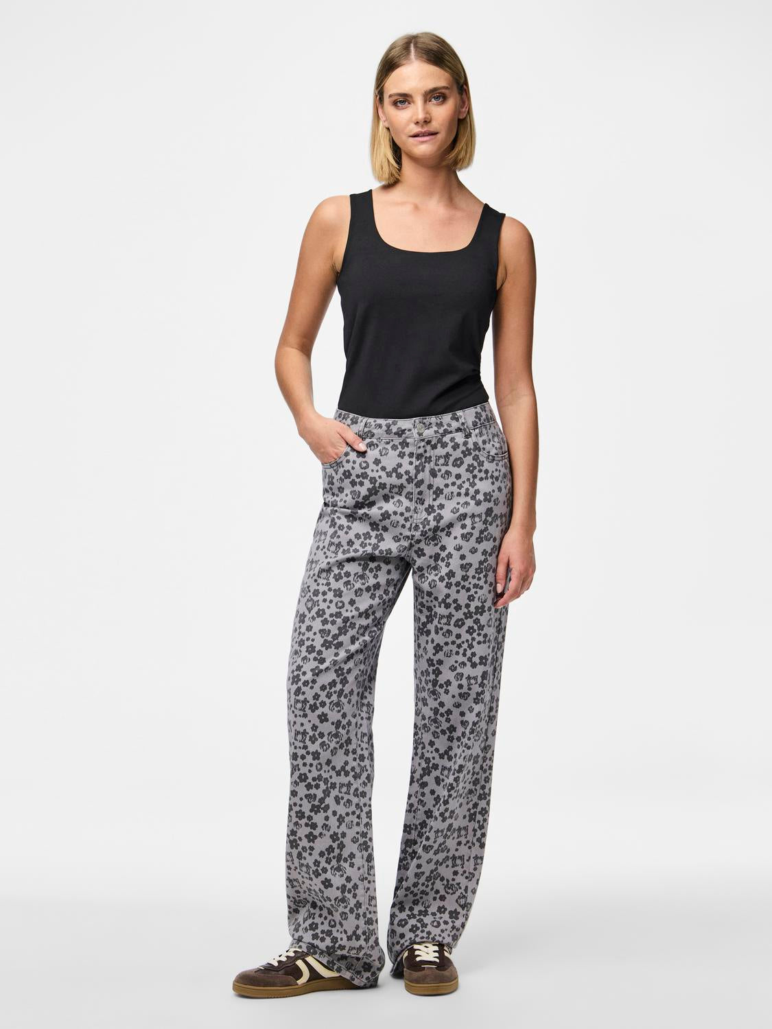 model_shot-front_full